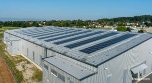 Electricidad generada por energía solar: la instalación fotovoltaica de la casa matriz de KNAPP en Hart bei Graz produce la energía suficiente para cubrir la carga base de la sede, donde también se ubica el centro de producción más grande del grupo KNAPP. 