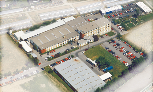 Aerial photo of the KNAPP office building complex in Hart bei Graz including its parking lots.