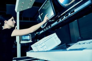 Pick-it Easy Evo est une station manuelle tout en un qui offre de nouvelles possibilités pour un design peu encombrant, une assurance qualité optimale, un traitement des commandes efficace ainsi qu’une ergonomie et une maniabilité parfaites pour les employés.
