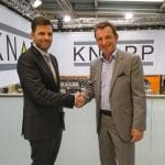 Dr. Steffen Vondran, director ejecutivo de Diesel Technic AG y Heimo Robosch, vicepresidente ejecutivo de KNAPP AG, firmaron el contrato en la feria CeMAT en Hannover.