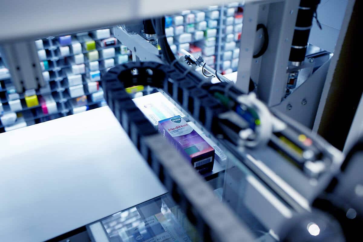 L’automate de prélèvement d’APOSTORE pour les pharmacies est durable et préserve les ressources – remplacement du préhenseur des chaînes porte-câbles