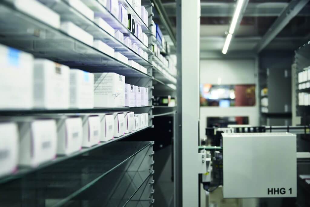 View into the inside of the storage and picking system. Many storage locations are seen in which single items are stored in a theft-proof and space-effective manner. Storage and retrieval processes are automated and straightforward.