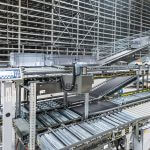 Die Lösung verfügt über einen hohen Automatisierungsgrad und besteht neben dem automatischen Lagersystem OSR Shuttle™ aus ergonomischen Ware-zu-Person-Arbeitsplätzen der Pick-it-Easy-Serie.