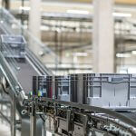 Automatische Handlings-Maschinen, wie Kartonaufrichter oder Belegbeigaben sowie moderne Sorter-Technologie sorgen für einen effizienten Warenfluss.