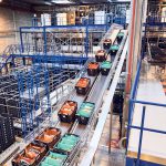 Le système de convoyage Streamline hautement performant se charge du transport des conteneurs à travers l’ensemble de l’entrepôt.
