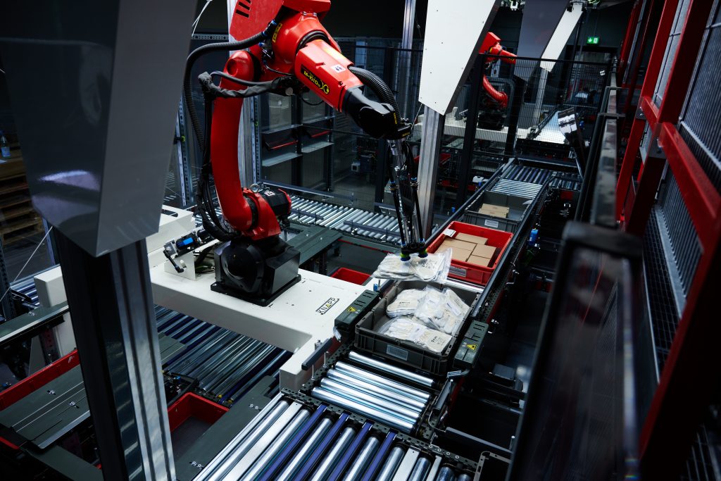 Pick-it-Easy Robot en Würth Industrie Service (WIS) Un robot totalmente automatizado sujeta un artículo y lo coloca en una caja de destino. El Pick-it-Easy-Robot asume la preparación de artículos a toda hora y respalda al personal en el almacén.