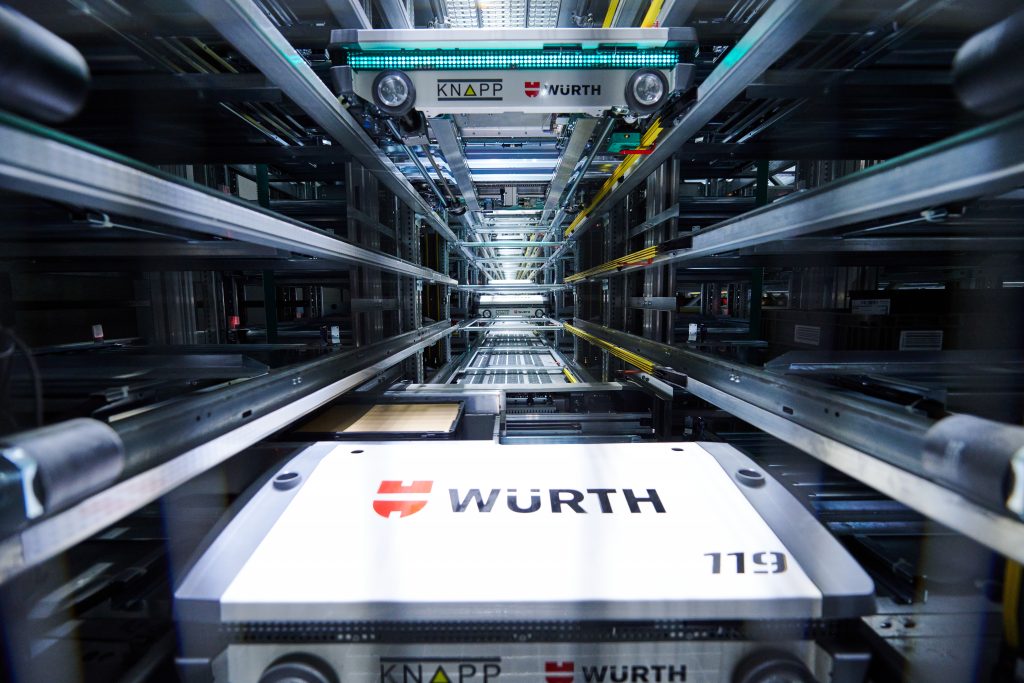 OSR Shuttle™ Evo bei Würth Industrie Service (WIS) El sistema de almacenamiento automatizado OSR Shuttle™ asume el almacenaje, la consolidación, la secuenciación, el almacenaje para la expedición y la preparación. Una lanzadera se desplaza a través del pasillo y recoge una caja del emplazamiento de almacenaje.