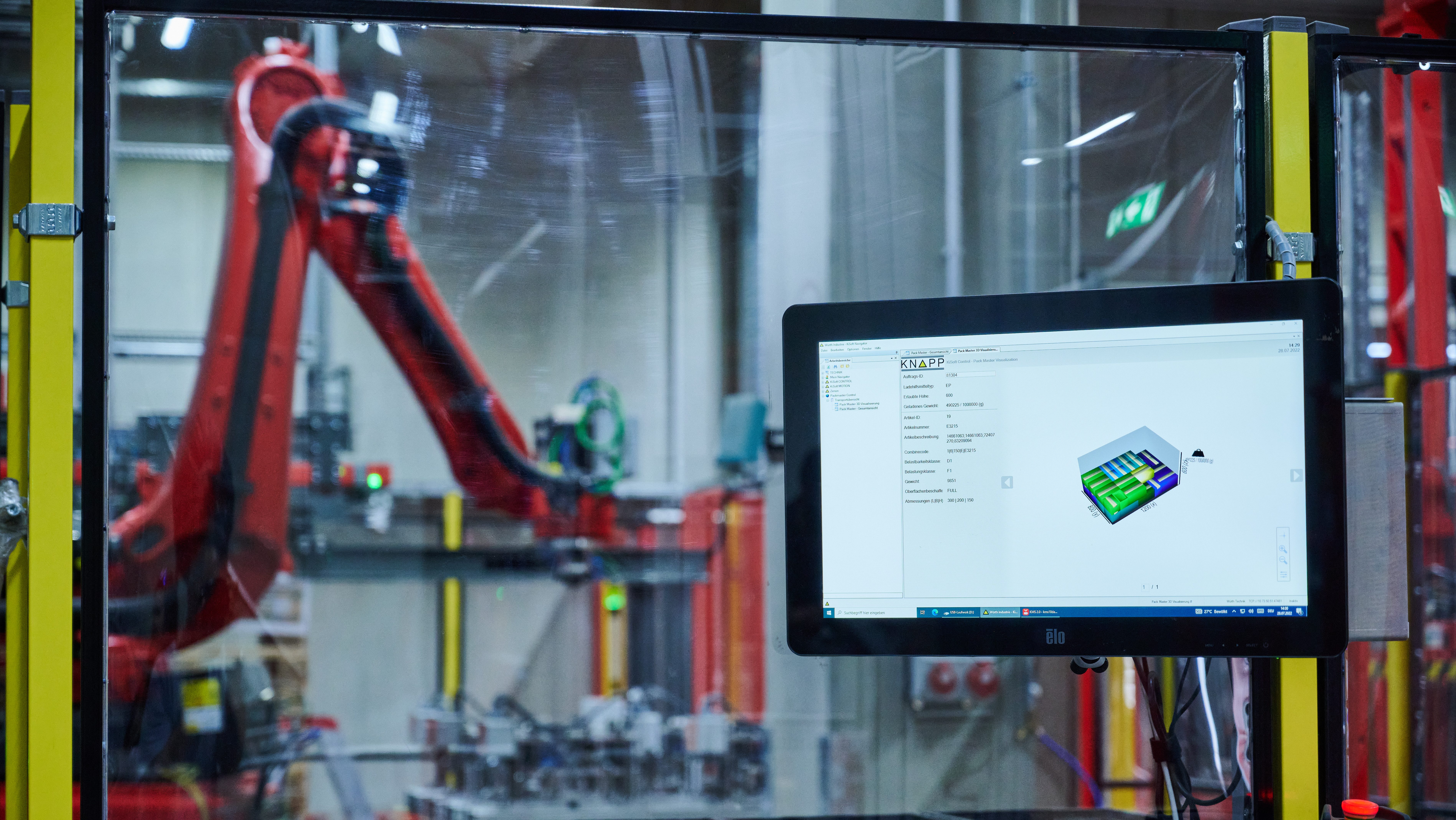 Le modèle d’emballage que le robot assemble sur la palette à l’arrière-plan s’affiche sur un écran. Les solutions logicielles de KiSoft se chargent de la fonction centrale dans la solution d’automatisation.