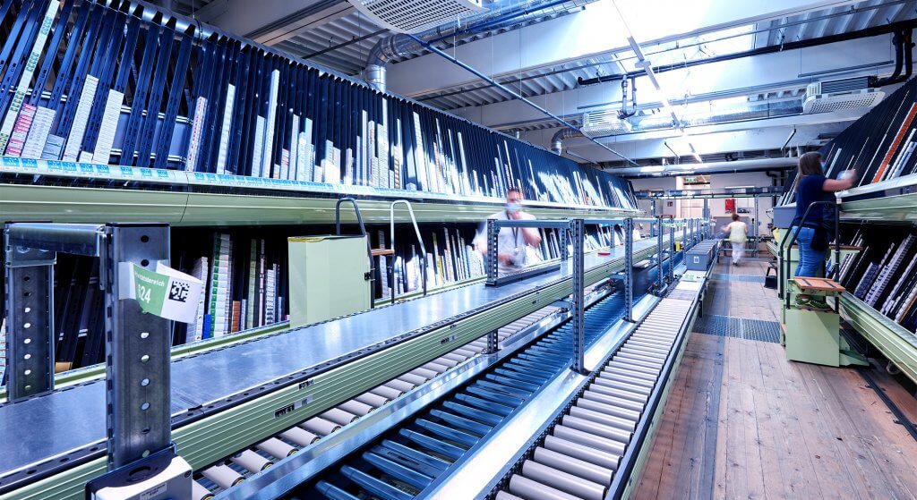 View of the SDA automated picking machine with A-frame and a central belt for efficient, automated product picking.