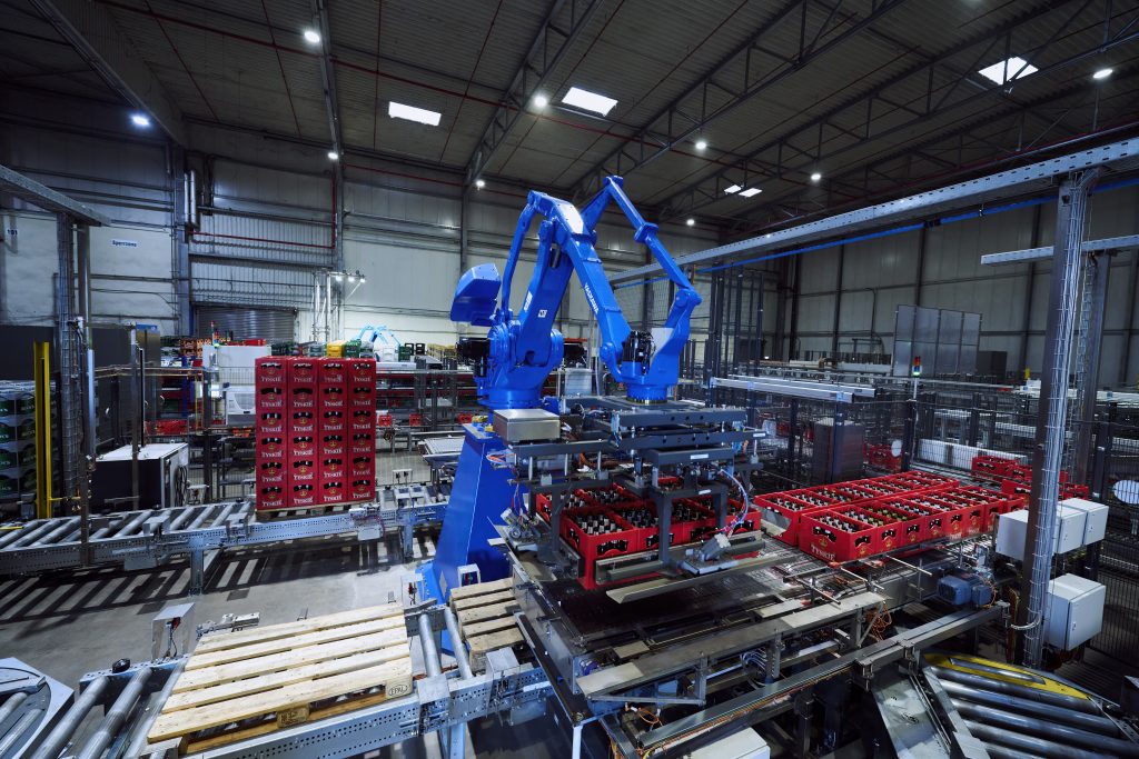 Robot de despaletizado y paletizado como parte de la solución de envases vacíos. Robots para despaletizado y paletizado