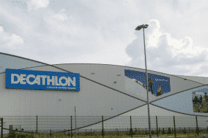 The image shows the DECATHLON building in Schwetzingen where an intelligent pocket system solution from Dürkopp Fördertechnik is installed.