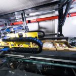 Les piles de caisses sont dépilées par couche. Les cartons vont alors directement dans l’OSR Shuttle™ via le système de convoyage hautement performant Streamline.