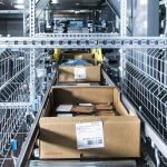Pour l’assemblage des commandes, les articles sont sortis du stock de l’OSR Shuttle™ dans la bonne séquence puis dirigés vers les empileurs automatiques. Une pile est toujours formée simultanément sur deux palettes.
