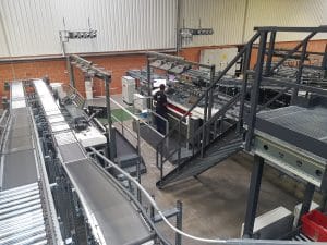 Les marchandises dans l’OSR Shuttle™ Evo sont proposées directement à tous les postes de travail qui peuvent traiter les commandes de bout en bout.