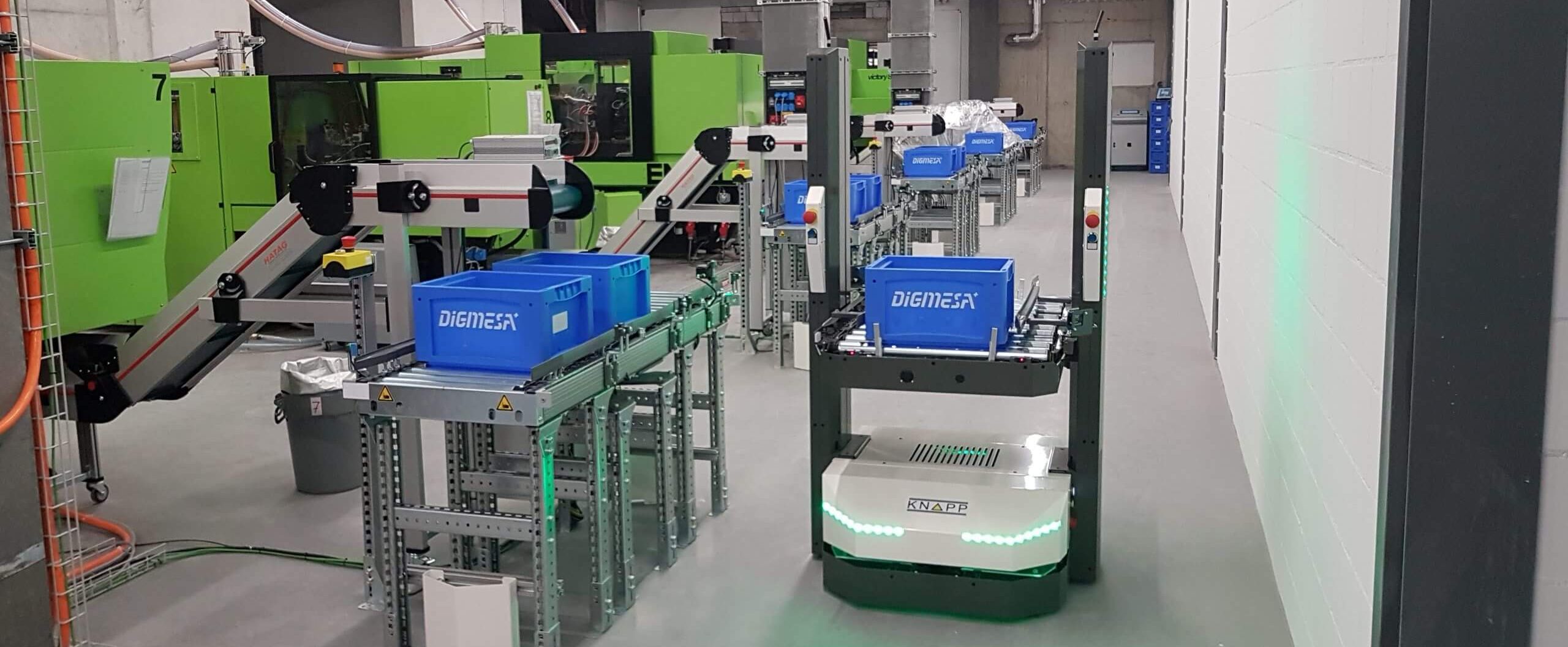 The autonomous intelligent vehicle (AIV) from KNAPP supplies injection molding machines by Digmesa.