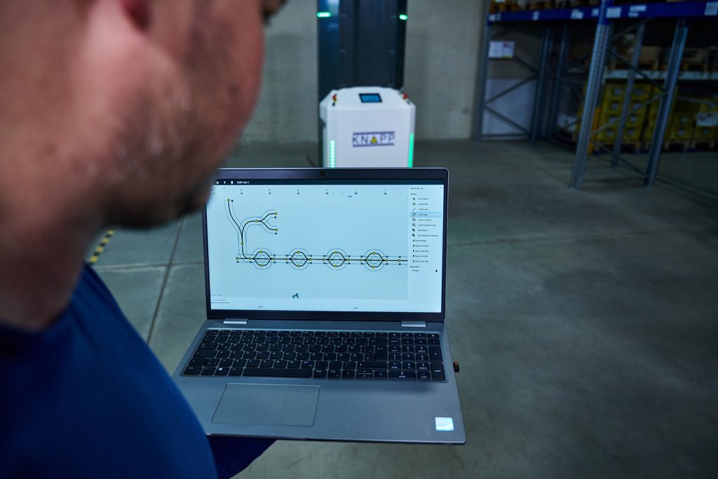 KNAPP_KiSoft_FCS_Flottenmanagement_Software Making changes to the fleet management software KiSoft FCS