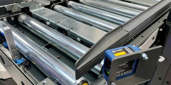 KNAPP_Open_Shutte_FTS_integrierte_Breitenverstellung_LAM_4 El sistema de transporte autoguiado de KNAPP ofrece una función complementaria muy útil con el regulador de anchura integrado en el soporte de carga.