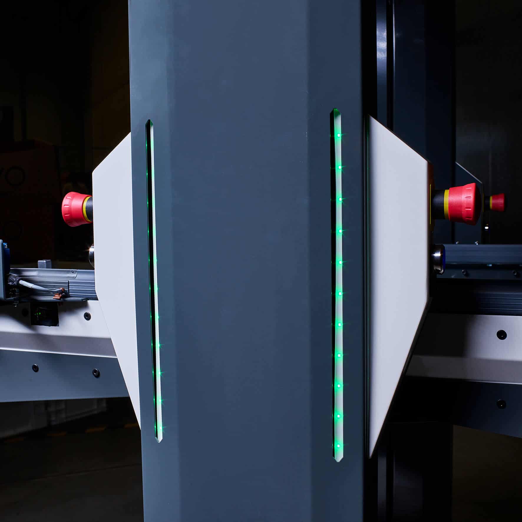 KNAPP_Open_Shuttle_FTS_AGV_details_lights Le système de transport autoguidé de KNAPP est équipé de lumières LED sur les supports de levage.