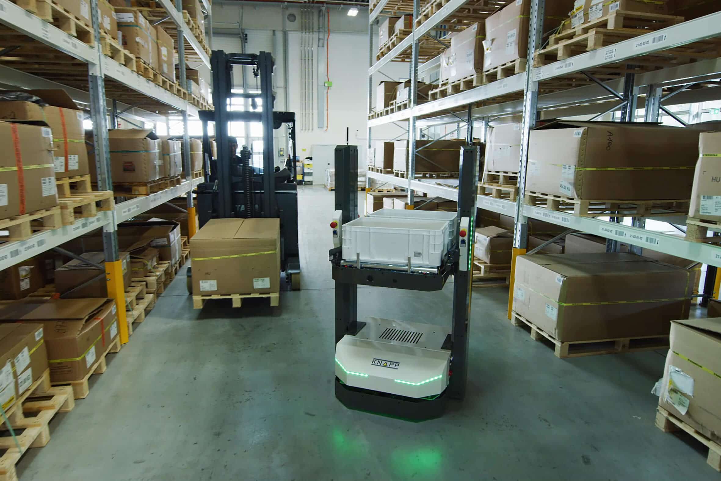 KNAPP’s Open Shuttle avoiding a forklift autonomously.