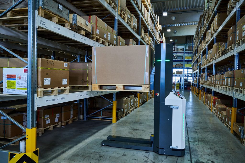 KNAPP_Open_Shuttle_Fork_Hub Electric lift on the Open Shuttle Fork pallet AMR