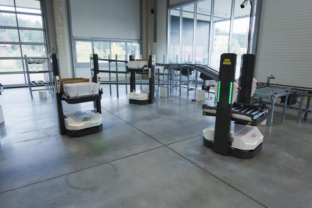 KNAPP_Open_Shuttle_Schwarmintelligenz Los Open Shuttle de KNAPP actúan de manera inteligente entre ellos y distribuyen de forma flexible las tareas entre toda la flota.