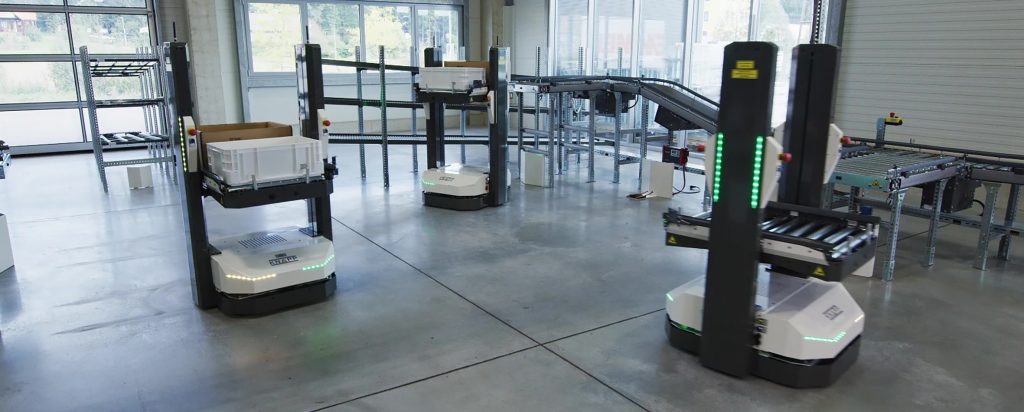 Die Open Shuttles von KNAPP agieren intelligent im Schwarm und verteilen Aufgaben flexibel auf die gesamte Flotte.