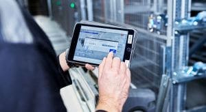 Une personne se sert d’une tablette avec KiSoft SCADA dans le centre de distribution de Kramp.