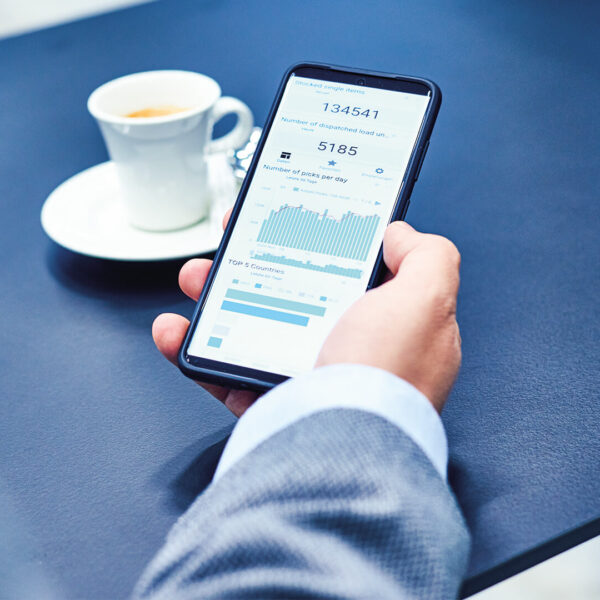 KiSoft Analytics Daten App Ein Logistikleiter analysiert mit KiSoft Analytics per Smartphone KPIs und Dashboards zur Steuerung der Supply Chain.