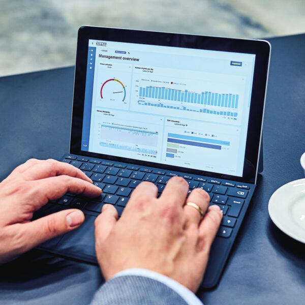 KiSoft Analytics Logistik-Software am Laptop Ein Logistikleiter überprüft Logistikdaten auf Dashboards am Laptop