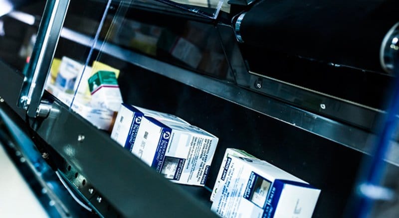KNAPP Vision Item Check Certains emballages de médicament sont acheminés sur une bande jusqu’au lecteur de Vision Item Check. Avec Vision Item Check, nous offrons la solution adéquate pour augmenter l’efficacité des processus de contrôle, tout en remplissant les exigences de qualité maximales. À l’aide d’un système de caméras avec lecture sur six côtés, Vision Item Check saisit et traite automatiquement les éléments de sécurité sur les emballages, l’information sur les lots, la date de conservation ou les autres caractéristiques de qualité des articles à partir des codes 1D et 2D.