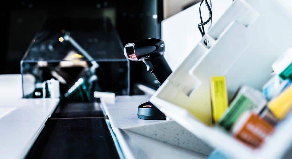 Vision Item Check – work station Close-up view of the Vision Item Check’s scanner. Thanks to its high-performance camera, it is ideal for special check stations downstream of automatic picking areas, for example. Vision Item Check can capture and process information such as security features, lot information, or the date mark (DM) from 1D and 2D codes.