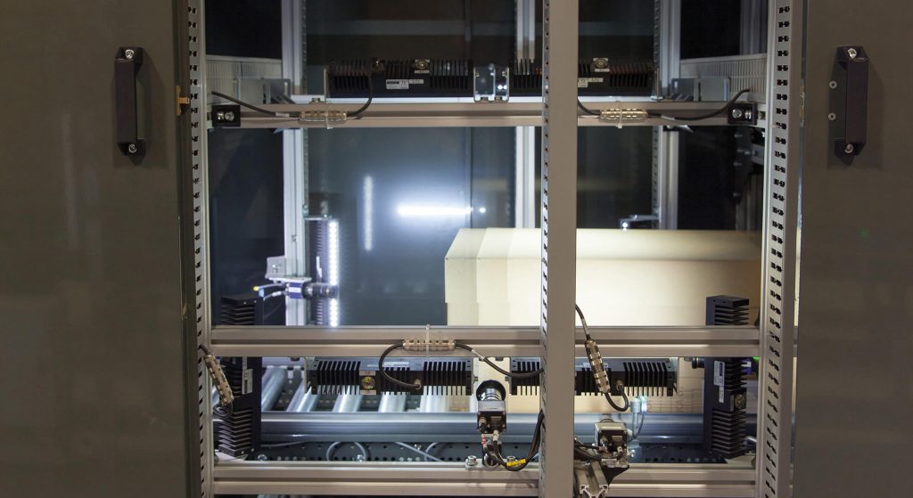 Front view of the Vision Scantunnel. The Vision Scantunnel is a reliable solution for handling and checking containers and cartons for smart automation in goods-in. The camera system captures information contained in 1D and 2D codes on cartons or containers. Optionally, characteristics such as straps, safety or adhesive tape, and dirt can also be detected: Using the Vision Scan Tunnel can also simplify downstream processes considerably.