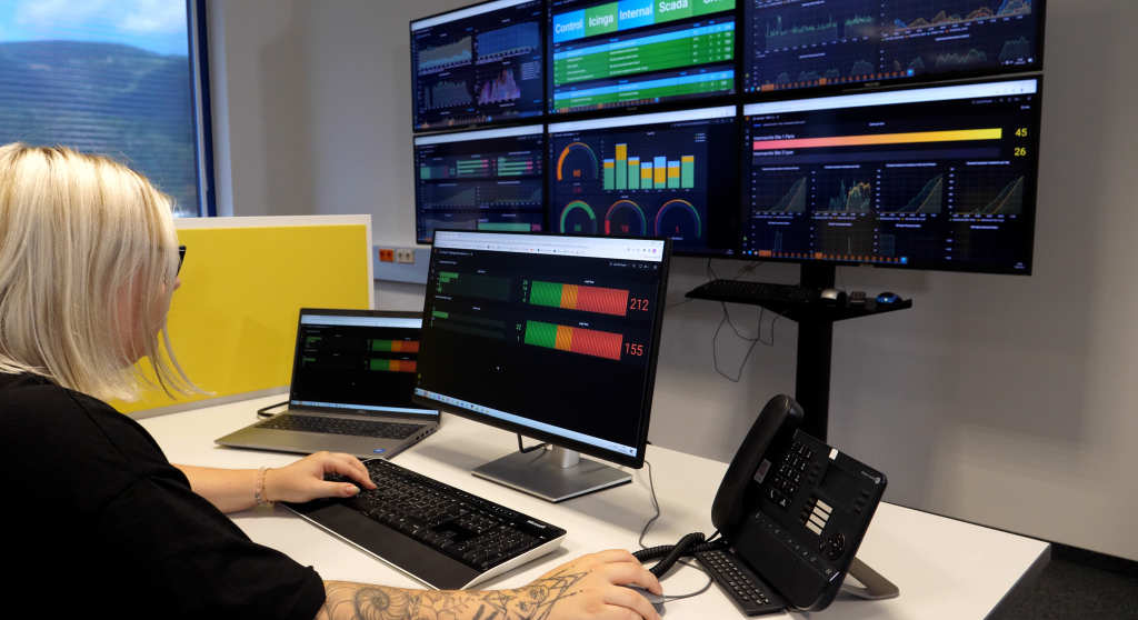 The MSCC offers a proactive and preventive service solution for MFCs. A service employee sits in front of a monitor that provides her with an overview of all of Intermarché’s MFC systems.