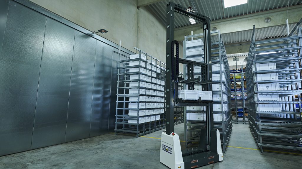 Open_Shuttle_Store_KNAPP_roboter_storage_system_Slider El almacén robotizado Open Shuttle Store es fácil de escalar y rápido de realizar