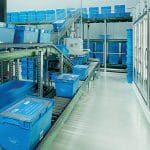 The containers automatically receive any invoice documents. Prior to dispatch, the containers are automatically lidded and strapped.