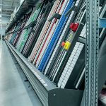 The conveyor system provides a steady flow of containers. Thanks to the intelligent KiSoft software solution, the containers always take the quickest route through the warehouse.