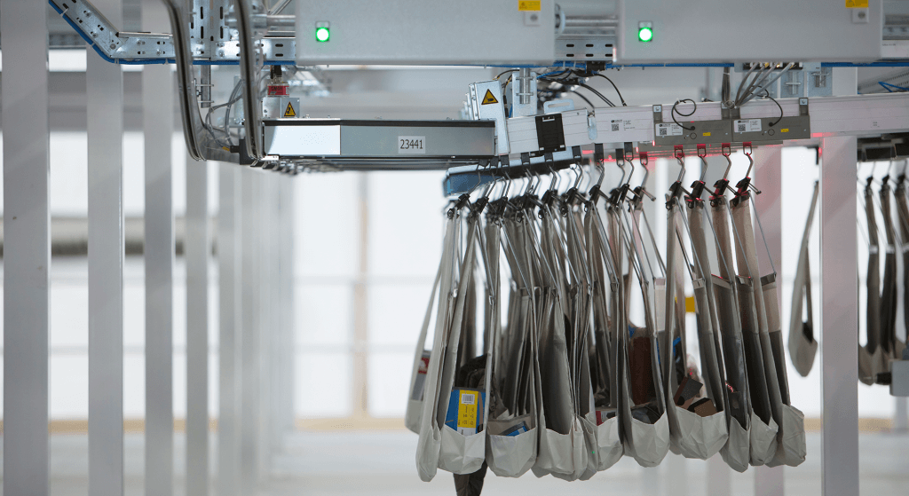 Pocket sorter system REI The image shows the intelligent pocket sorter system at customer REI. The pocket sorter is a sorting and sequencing system with adapters for sorter pockets or hangers. The pocket sorter is a product from Dürkopp Fördertechnik, a member of the KNAPP Group