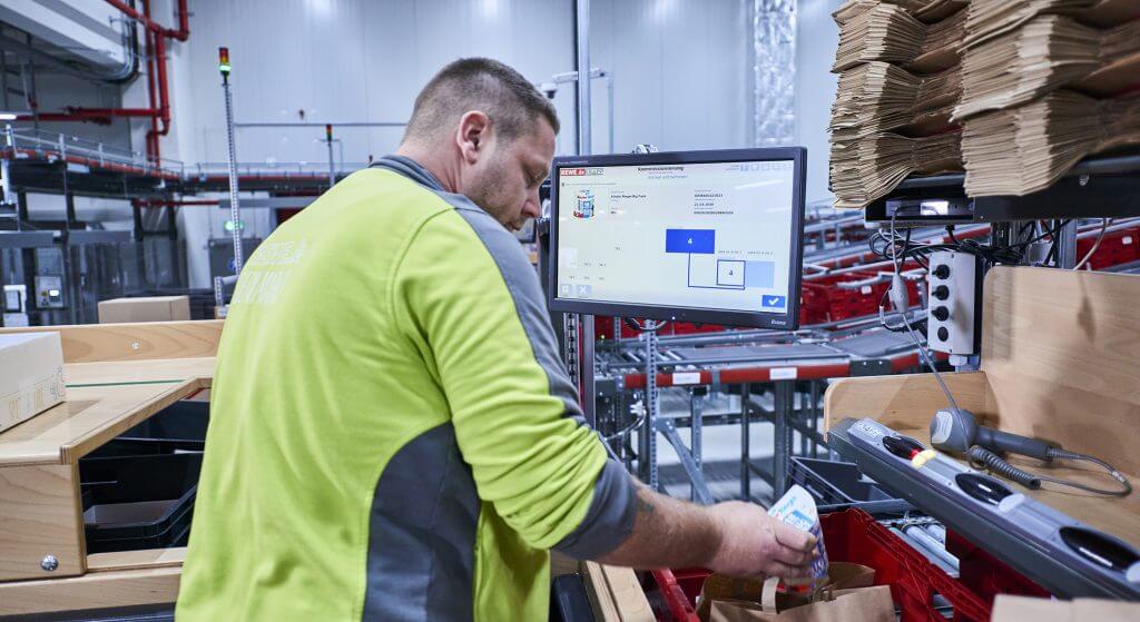 L’assemblage des commandes s’effectue de manière particulièrement efficace et ergonomique au niveau des postes de travail Pick-it-Easy.