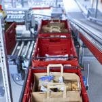 REWE_Markt_Sequenzierung Gracias a una secuenciación adaptada al cliente y a una entrega de salida de acuerdo con los itinerarios de ruta óptimos, los comestibles llegan frescos y rápidamente a casa del cliente.