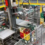 A high-performance robot depalletizes the empties pallets.