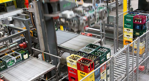 A high-performance robot depalletizes the empties pallets.