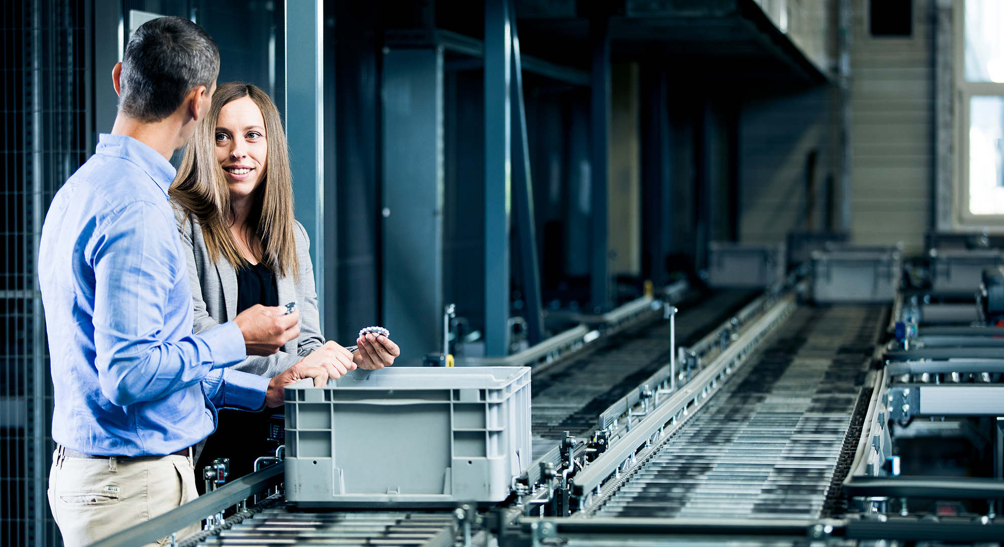 2 Personen besprechen die neue Retrofit Lösung für mehr Nachhaltigkeit in der Logistik