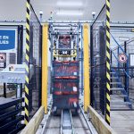 Au niveau des 8 postes de travail Pickit- Easy pour l’épicerie et des 4 postes de travail pour les produits frais s’effectue le prélèvement selon le principe du produitvers- l’homme.
