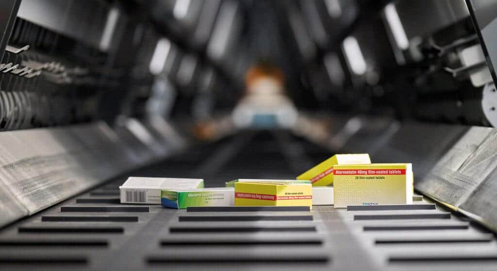 Close-up view of medicine packaging on a central belt conveyor. The SDA fast-mover autopicker ejects fast-moving medicines onto the central belt conveyor. The fast-mover autopicker is well suited to pharmaceutical wholesale.