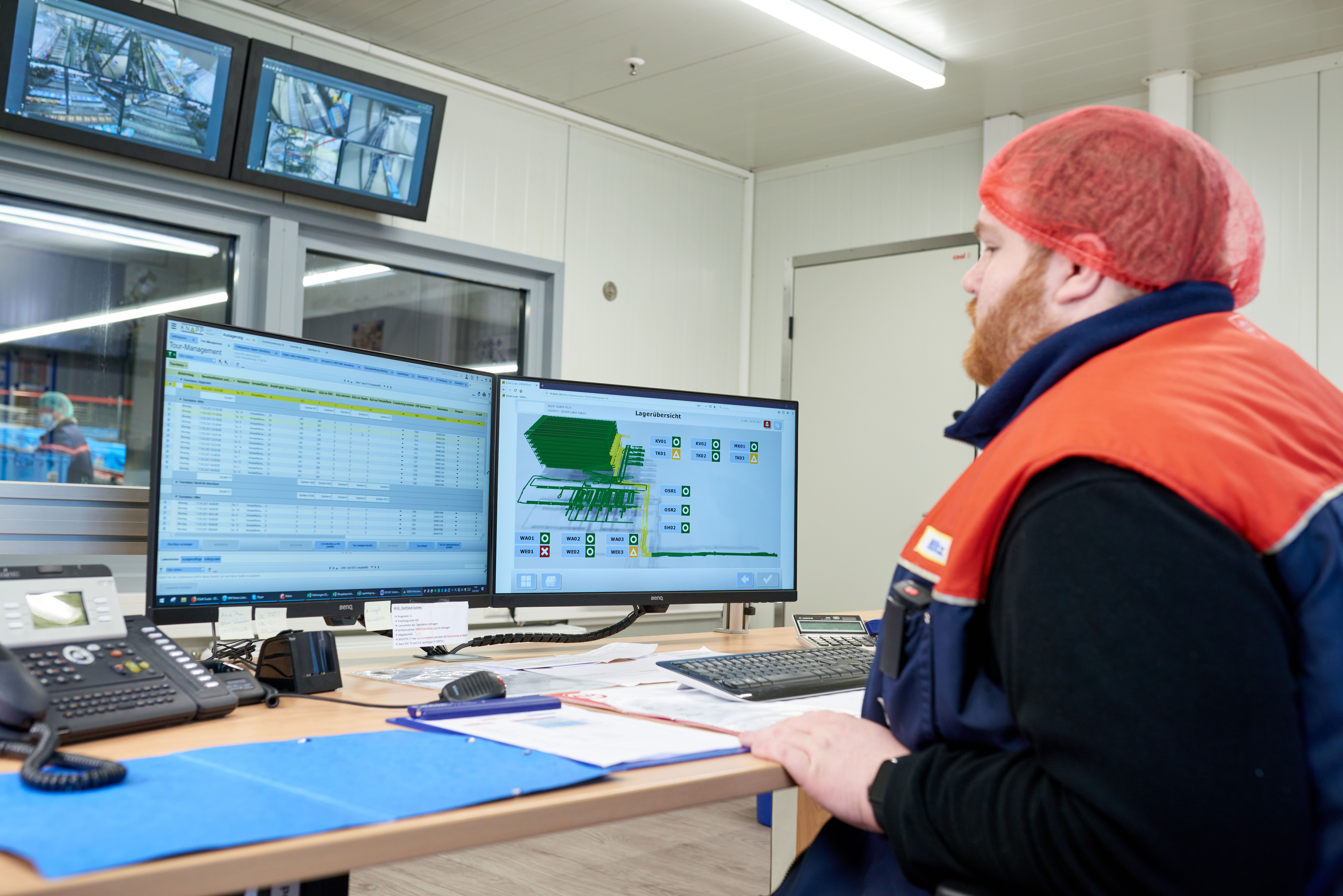 Two screens display the intelligent software that promotes sustainability in logistics.