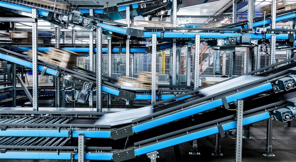 The modular Streamline universal conveyor technology in use at Migros. You can see the fast-moving goods on the conveyors. It is suitable for flexible use in picking and distribution centers. As the heart and soul of intralogistics systems, it supplies many different areas in a warehouse with the right goods efficiently and reliably.