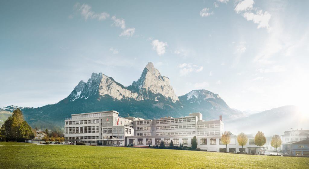 Victorinox is headquartered in Ibach, Schwyz, at the foot of a mountain range. The new distribution center with KNAPP automation technology can also be found here.