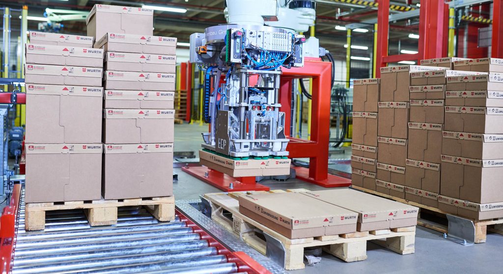 A warehouse robot is packing items and forming a stable pallet