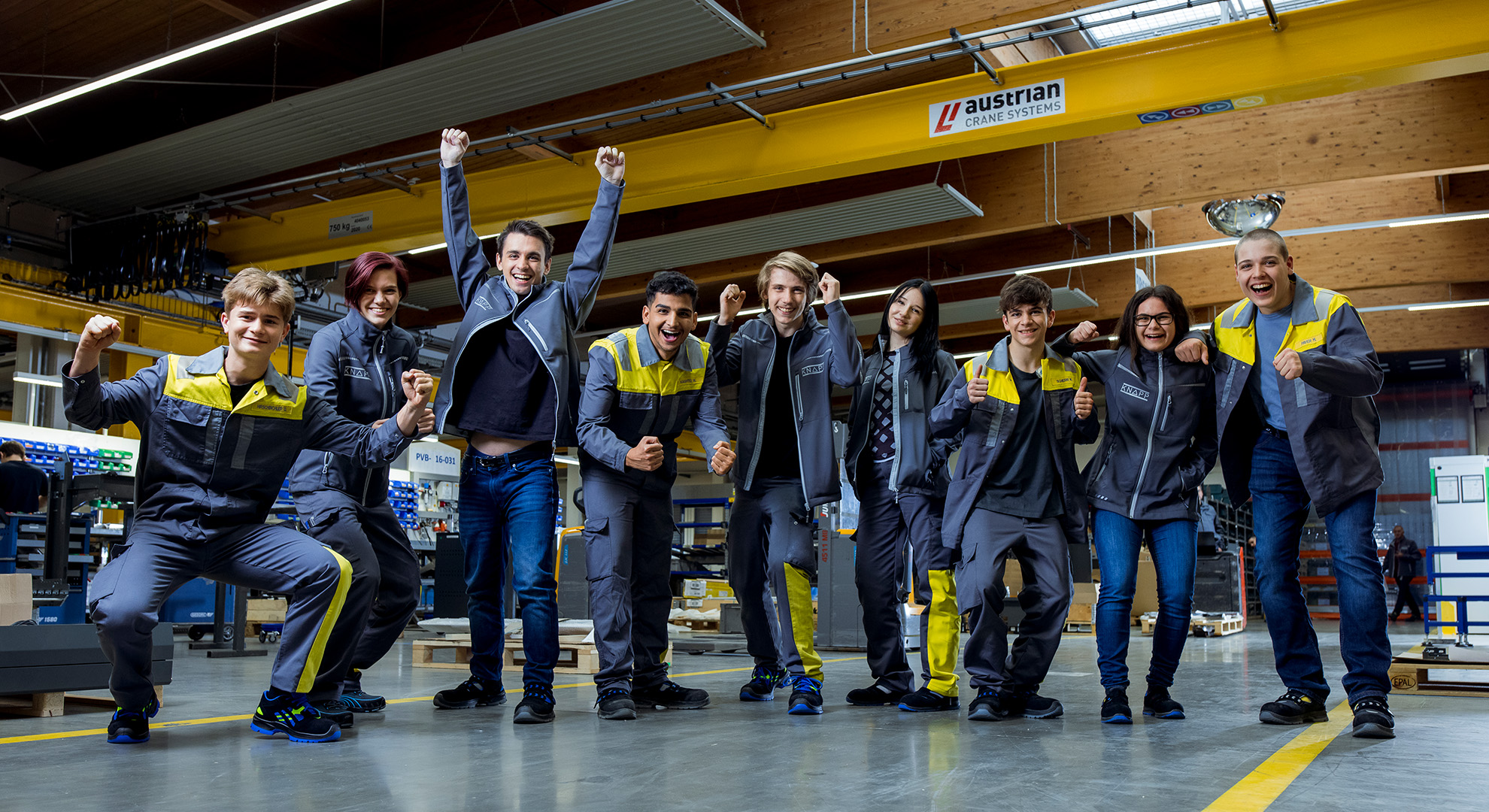 Sur la photo de groupe prise dans l’atelier de formation, on voit neuf apprentis et apprenties qui expriment leur joie.