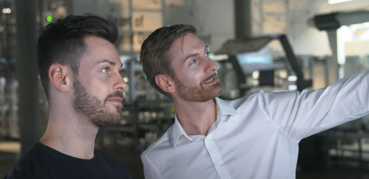 Andreas Krassnig KAG 003 Two colleagues are standing in a warehouse looking at a monitor